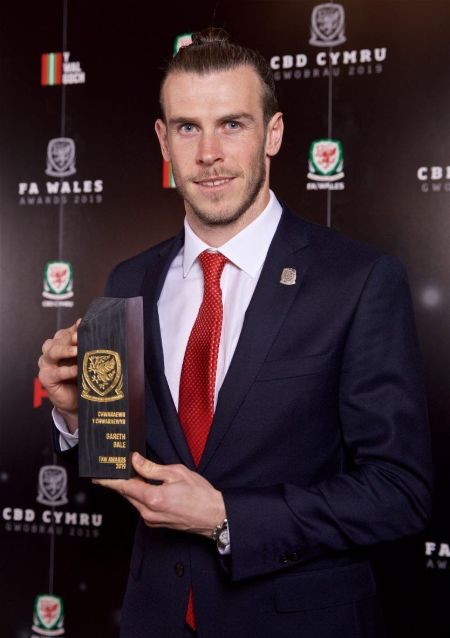 Gareth Bale poses with an honor.